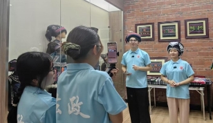 广东理工职业学院社会工作学院学生党支部“百千万工程”突击队开展网络直播宣传壮锦技艺。通讯员 供图