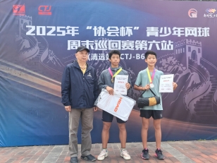 在U14男单比赛中，黄泳天（中间）夺得冠军，许凯信获得亚军。 清远广播电视台记者 何俊宏 摄