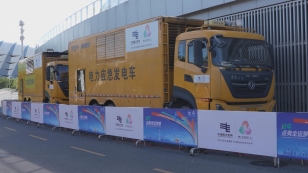 应急发电车在待命。清远广播电视台记者 刘承熙 摄