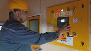 清远供电局工作人员实时监控设备运行状况和线路负荷变化。清远广播电视台记者 刘承熙 摄 清远供电局工作人员实时监控设备运行状况和线路负荷变化。清远广播电视台记者 刘承熙 摄