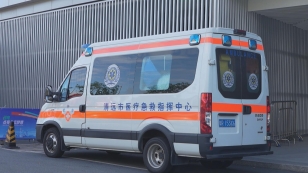 医疗保障车辆在待命。清远广播电视台记者 刘承熙 摄