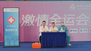 医疗保障组在比赛场馆待命。清远广播电视台记者 黄楚欣 摄