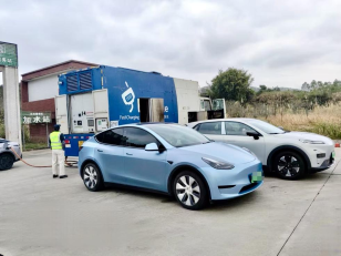 广韶高速联合南方电网提前投放2台大容量“移动充电车”至曲江、高岗服务区。通讯员供图 